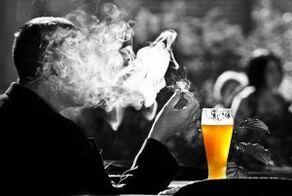 Alkoholkonsum regt den Drang zum Rauchen an