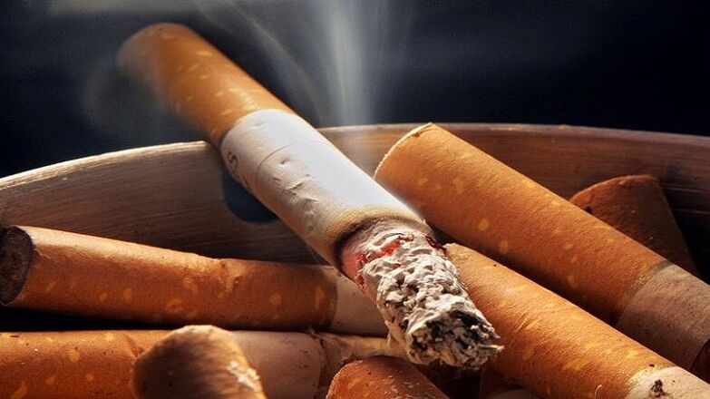 brennende Zigarette und Raucherentwöhnung